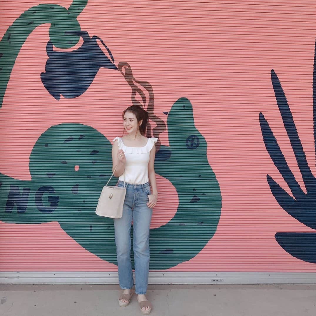 のインスタグラム：「Coordinate♡ ✔︎Tops  @ronhermanstore ✔︎denim  @motherdenim ✔︎bag  @sandyfeetjwly ✔︎sandal  @ronhermanstore ✔︎accessory  @hirotakajewelry  毎日デニムばかり☺︎ ・ #coordinate #code #ootdfashion #ootd #ootdblogger #outfitoftheday #outfittoday #outfit #ronherman #denimlovers #sandyfeetjwly #alexiastam #sandals #コーディネート #デニムスタイル #アクセサリー #ゴールデンウィーク#コーデ #デニムコーデ #ロンハーマン #デニムラバー #8割デニム生活 #そしてほとんどロンハーマンで購入」
