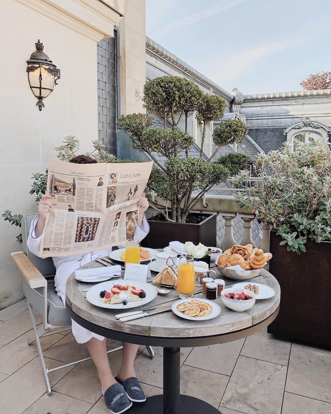 The Peninsula Hotelsさんのインスタグラム写真 - (The Peninsula HotelsInstagram)「Why have breakfast in bed when you can enjoy it on your very own terrace? @alecramazzottimalin dines on fresh fruit and crepes at @thepeninsulaparis. #penmoments . . . . . . #peninsulahotels #luxuryhotels #luxuryhotelexperience #luxurytravel #travel #beautifuldestinations #welltraveled #traveldiaries #jetset #jetsetter #hotel #hotellife」5月10日 2時26分 - peninsulahotels