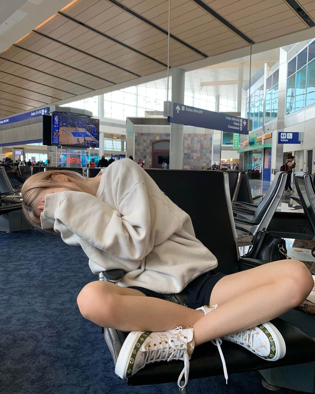 ロゼさんのインスタグラム写真 - (ロゼInstagram)「homebound✈️」5月10日 2時27分 - roses_are_rosie