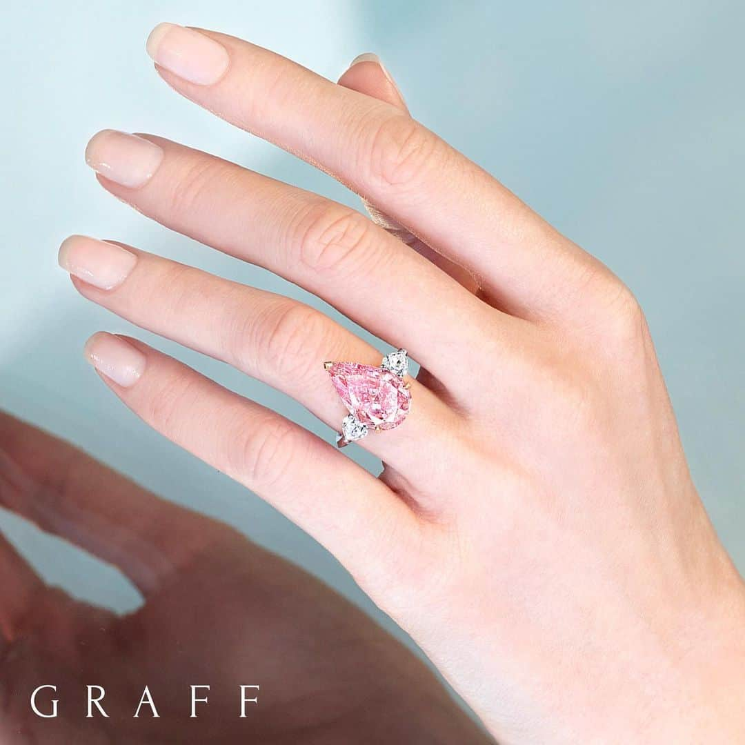 Graffさんのインスタグラム写真 - (GraffInstagram)「A rarified world. • 7 carat Fancy Vivid Pink pear shape diamond ring #graffdiamonds #paris #highjewelry #pinkdiamond」5月10日 2時28分 - graff