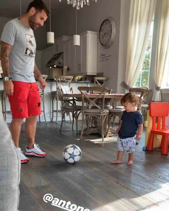 アントニオ・ノチェリーノのインスタグラム：「Training with my little soccer player ⚽️⚽️」