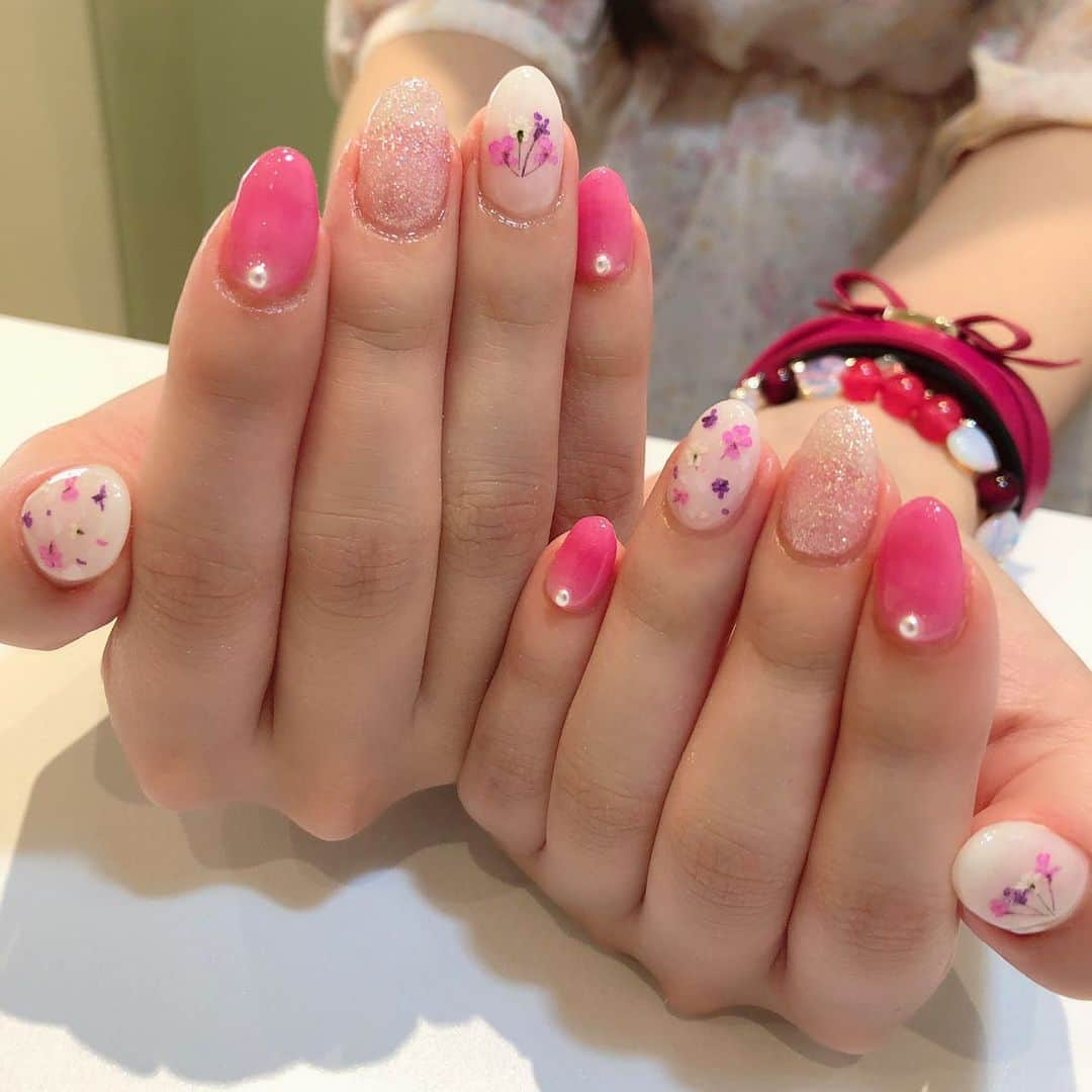 瀬戸栞さんのインスタグラム写真 - (瀬戸栞Instagram)「GOLDSTAR NAILさんで押し花ネイルをしてもらいました〜🥰💓 可愛すぎて見惚れてしまうし、これは本当に自分の指なのか錯覚を起こします。😥 また行きます、ありがとうござました！ #nail #new #cute #pink #flower #follow #good_portraits_world #photo #instagood #instagram #good #goldstar」5月10日 2時42分 - shiori_seto