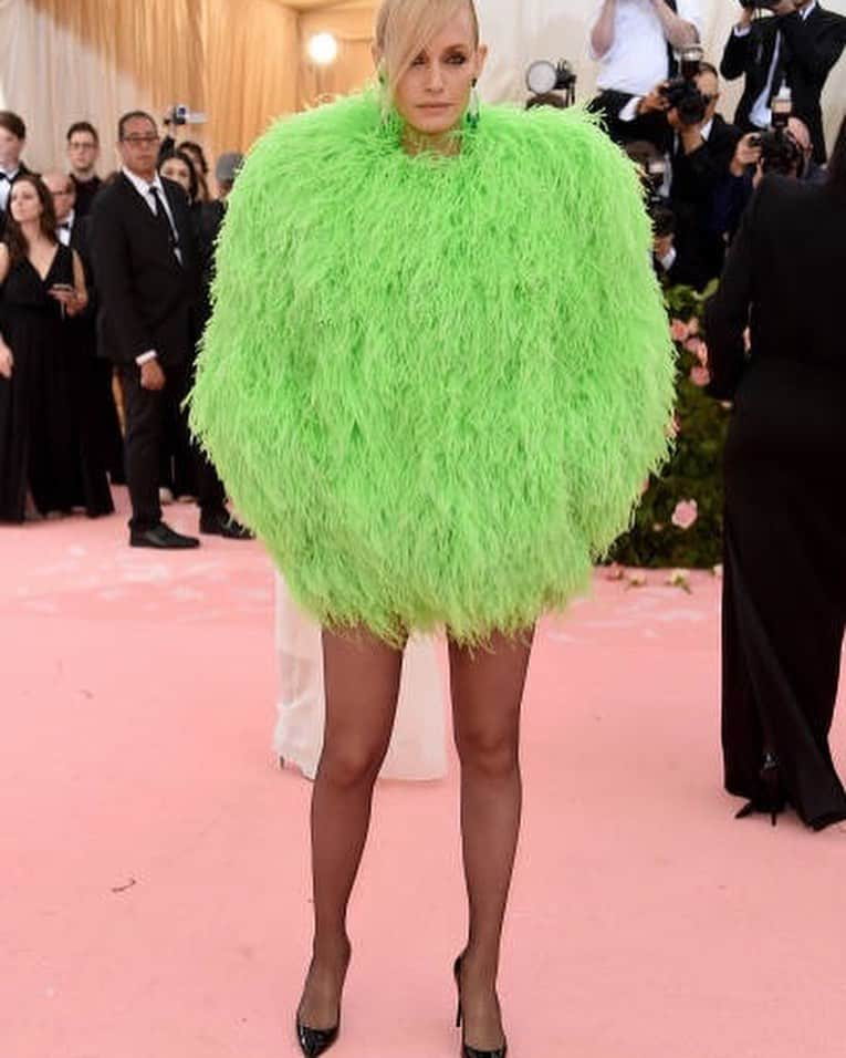 アンバー・ヴァレッタさんのインスタグラム写真 - (アンバー・ヴァレッタInstagram)「💚MET @anthonyvaccarello @ysl #metgala」5月10日 2時49分 - ambervalletta