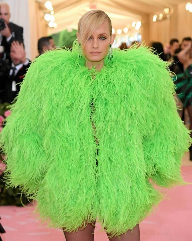 アンバー・ヴァレッタさんのインスタグラム写真 - (アンバー・ヴァレッタInstagram)「💚MET @anthonyvaccarello @ysl #metgala」5月10日 2時49分 - ambervalletta