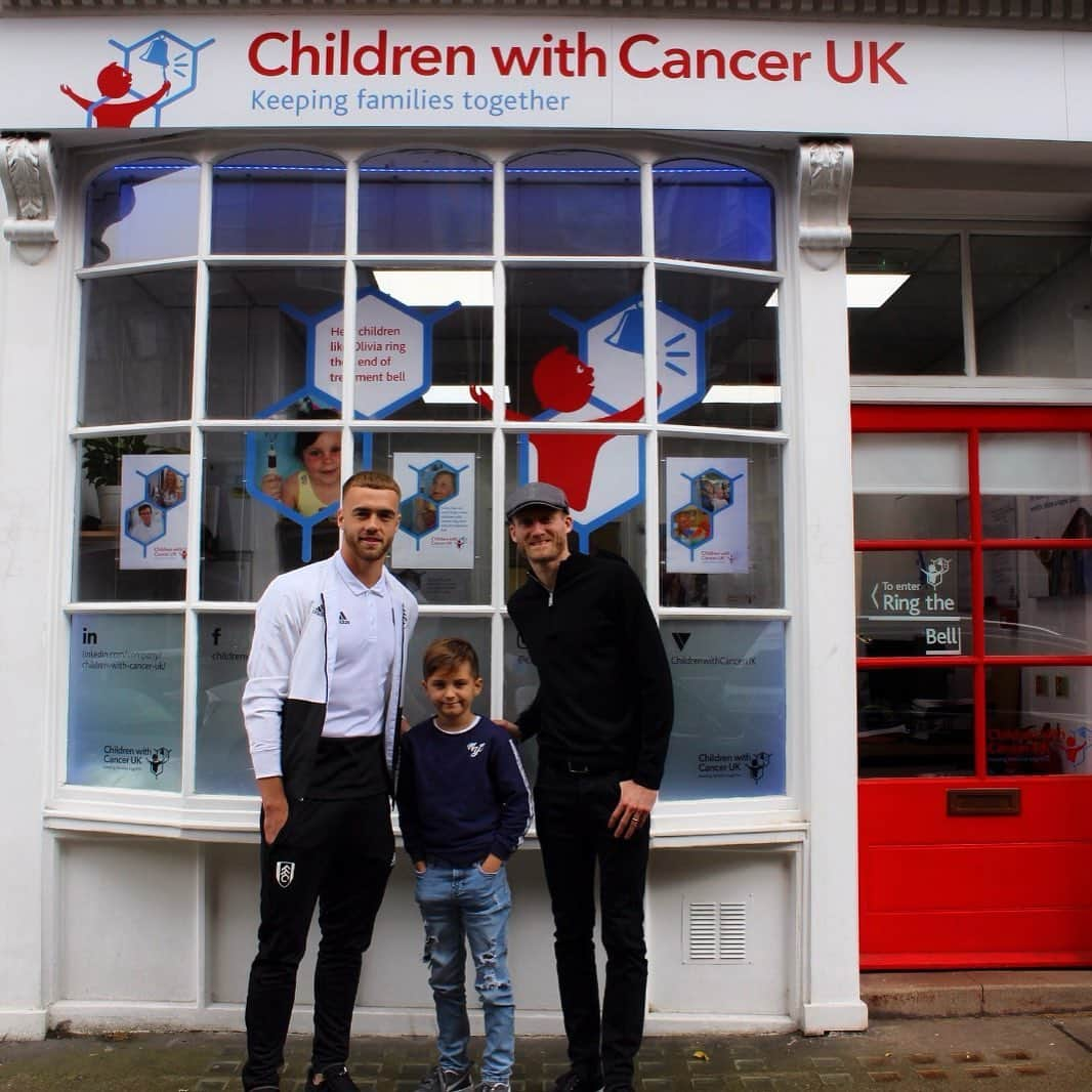 カラム・チャンバースさんのインスタグラム写真 - (カラム・チャンバースInstagram)「Was really nice to meet Blue and his family. Great to see first hand what amazing work @childrenwithcanceruk have done. #ChildrenWithCancerUK」5月10日 2時52分 - calumchambers95