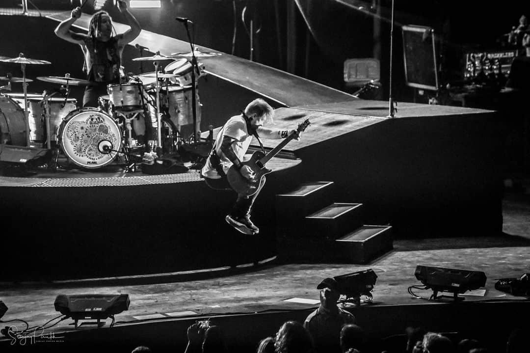 Shinedownさんのインスタグラム写真 - (ShinedownInstagram)「Atlanta! We’re so spoiled to have had two incredible nights with you!! 🙌🏼 Myrtle Beach you’re up next! Two back to back nights with your boys... See y’all tomorrow... . . 📷 @sanjayparikhphoto #shinedown #eveningwithshinedown #attnattnworldtour #rockshow」5月10日 2時58分 - shinedown