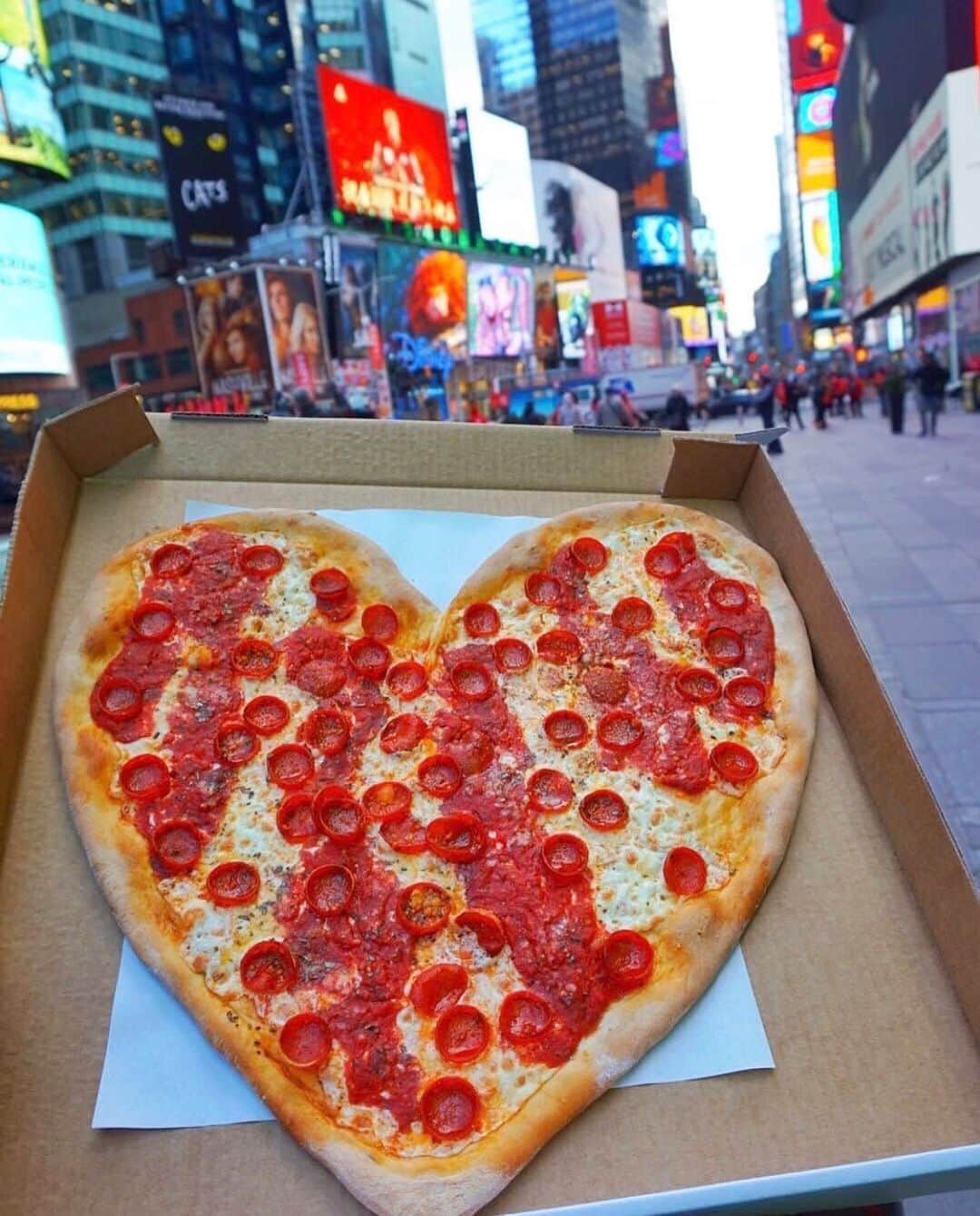 Cosmopolitanさんのインスタグラム写真 - (CosmopolitanInstagram)「The only kind of Times Square proposal I’m interested in 🍕  #rg @aufeminin」5月10日 3時04分 - cosmopolitan