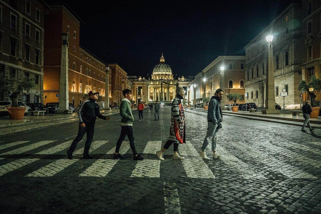 ゲオルク・リスティングさんのインスタグラム写真 - (ゲオルク・リスティングInstagram)「ROME 09/05/19 📷 @domiwizzl  #tokiohotel #rome #tour」5月10日 3時08分 - georglisting