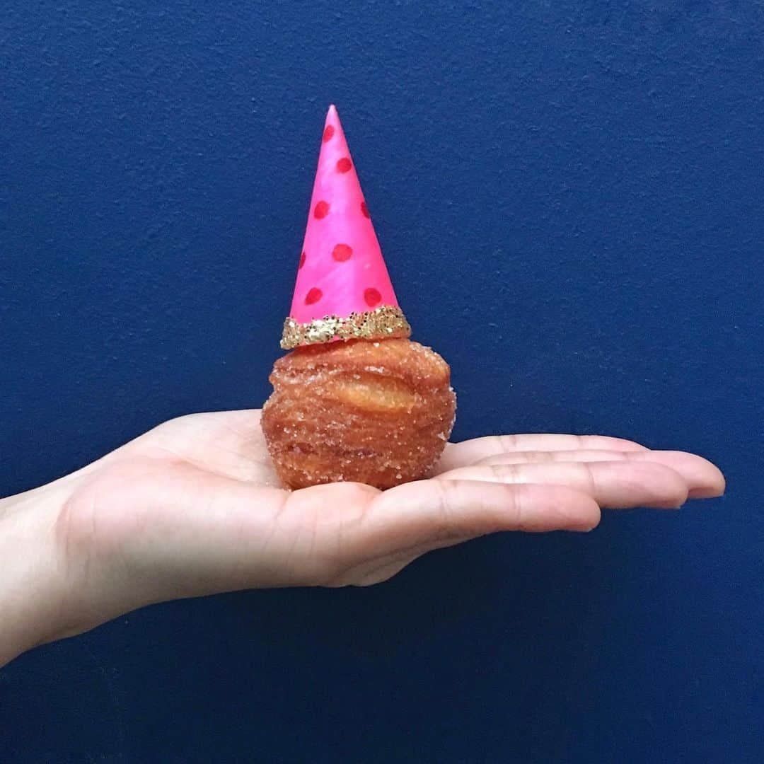 DOMINIQUE ANSEL BAKERYさんのインスタグラム写真 - (DOMINIQUE ANSEL BAKERYInstagram)「Tomorrow, the Cronut® turns 6 years old. We’ll be celebrating all weekend long, starting tomorrow through Sunday in Soho (plus some surprises for the line on Saturday 5/11). Hope to see you all here. 🎉 #CronutTurns6」5月10日 3時08分 - dominiqueansel