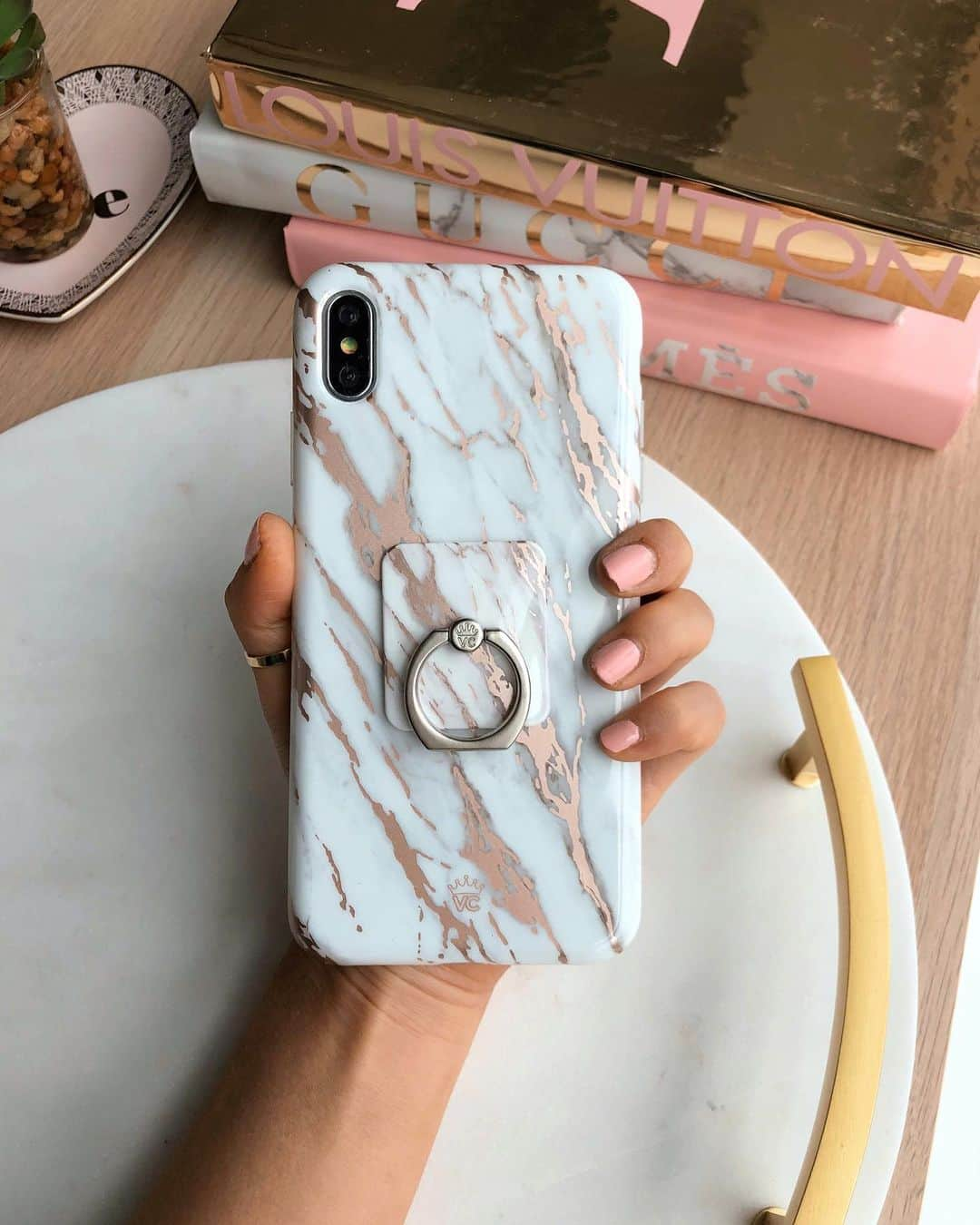 VELVETCAVIARさんのインスタグラム写真 - (VELVETCAVIARInstagram)「NEW DROP 🔥 Introducing White Marble Rose Gold Chrome 2.0 + matching grip ring 💫 Inspired by our original WMRG, this updated version features an enhanced white marble pattern with sleeker rose gold chrome cracks, completed in a smooth gloss finish with a clear front lip! 💖 Available in limited quantities for iPhone and Samsung, get yours today via link in bio: @velvetcaviar」5月10日 3時12分 - velvetcaviar