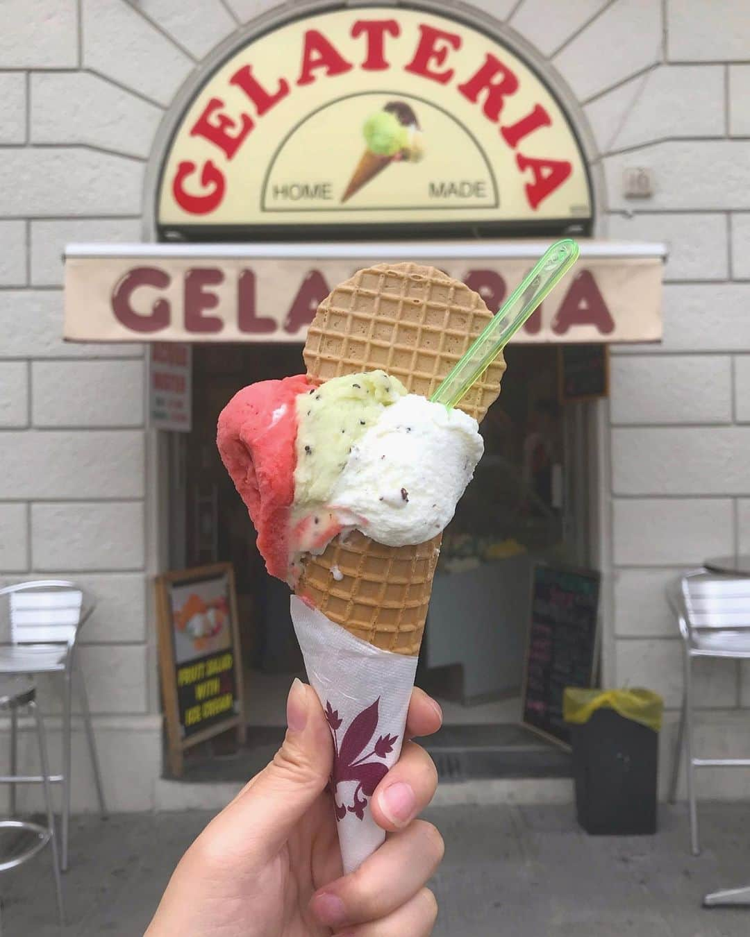 Nagisa 나기사さんのインスタグラム写真 - (Nagisa 나기사Instagram)「🇮🇹Italian Gelatos🇮🇹﻿ ﻿﻿ Gelateria Producto Artigianale﻿ ﻿ サンタマリアノヴェッラ広場に位置するジェラトリエ﻿ お店の外観が可愛い！﻿ 写真は3フレーバーで4€。﻿ いちご、キウイ、チョコチップ﻿ ﻿ 位置と価格的におそらくここで作ってるってよりは仕入れてるジェラートだろうけど、それでも日本で食べるより全然美味しい。﻿ ﻿ 何より外観が私好み 笑﻿ ﻿ ﻿ Gelateria Producto Artigianale ﻿ Via della Scala, 2, 50123 Firenze FI﻿ ﻿ ﻿ #イタリア旅行 #イタリア #ローマ #ローマカフェ #カフェ #女子旅 #ひとり旅 #カフェ巡り #cafe #ジェラート #cafestagram #eat #love #旅muse_cafe #tabijyomap_italy」5月10日 3時20分 - nagisa0713