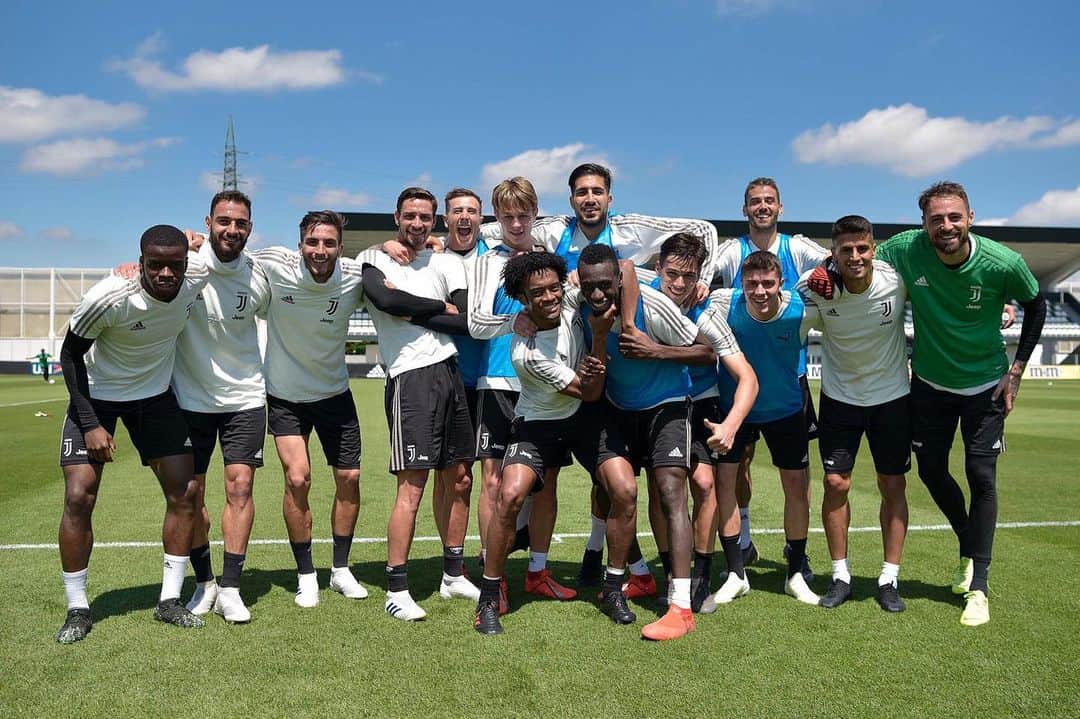 のインスタグラム：「Thank you @cuadrado @mattiadesciglio2 @jpcancelo @rodrigo_bentancur @grigoriskastanos30 for crashing our photo 😩😂 Hands up 🙌🏻 for the real winners 😏 @ec2323 @blaisematuidiofficiel @spina_leo @hansnicolussi  @carlopinsoglio」