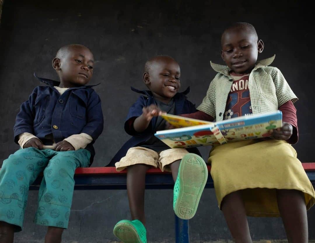 unicefさんのインスタグラム写真 - (unicefInstagram)「A book opens up a world of possibilities. That's why it's crucial that children, like Alfonse and his siblings, have a chance to learn in a safe environment. #ENDviolence © UNICEF/UN0306277/Sokol」5月10日 3時45分 - unicef
