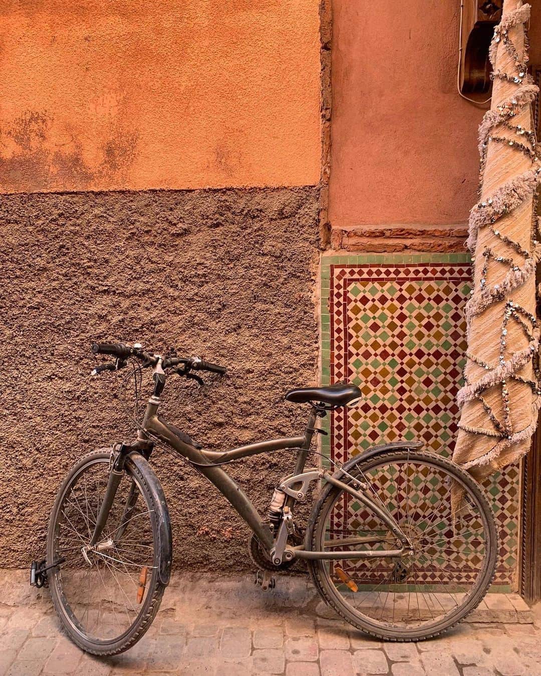 Banana Republic さんのインスタグラム写真 - (Banana Republic Instagram)「Hitch a ride around Marrakech in our Stories.」5月10日 3時51分 - bananarepublic