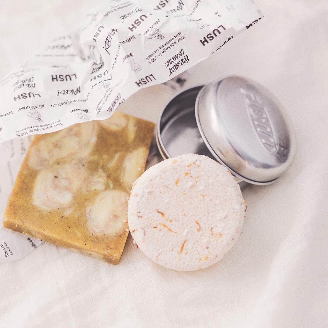 LUSH Cosmeticsさんのインスタグラム写真 - (LUSH CosmeticsInstagram)「Breaking up with plastic is easy. Switching to one of our packaging-free Shampoo Bars or soaps can make a world of difference - one Shampoo Bar saves three standard sized plastic bottles of the liquid stuff! #ecofriendly 🌎💙/ 📸: @ash.calo」5月10日 3時56分 - lushcosmetics