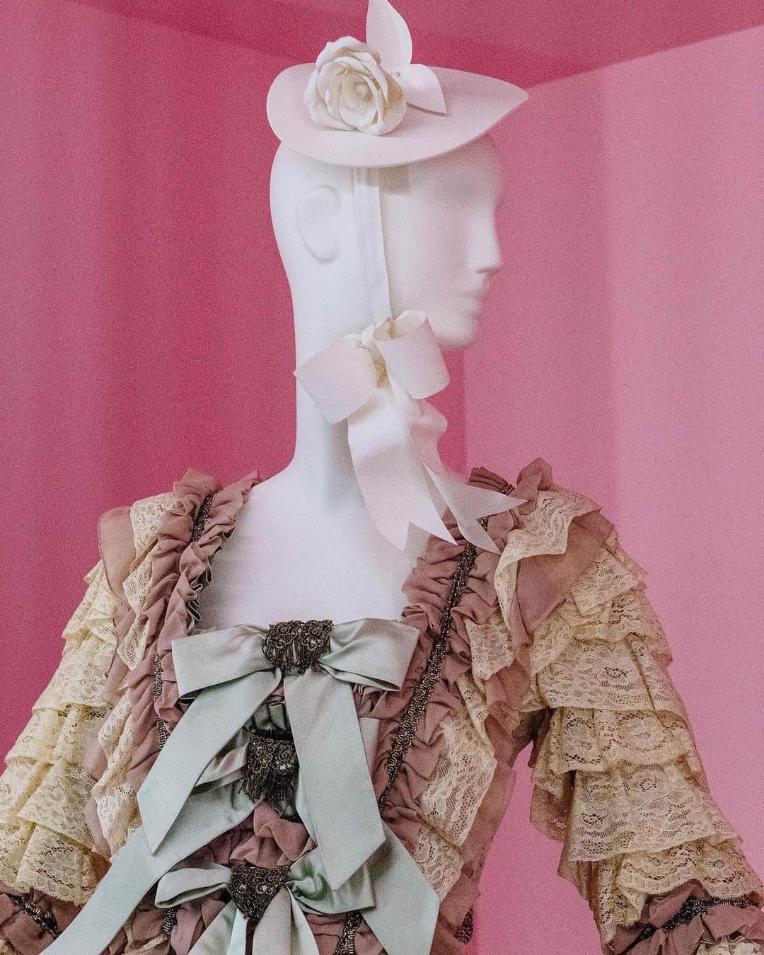 Vogue Runwayさんのインスタグラム写真 - (Vogue RunwayInstagram)「Based on the red carpet at Monday night’s  #MetGala, you might think that the crux of camp is “more is more.” But Stephen Jones, the hat maker who created more than 150 headpieces for the @MetCostumeInstitute's show's mannequins, would beg to differ. Over the course of two months, Jones constructed wigs, veils, visors, fascinators, and hats that have a decidedly “less is more” look. At the link in our bio, Jones speaks more about the toppers that tie together history and nuance of camp. Photographed by @hunterabrams」5月10日 3時58分 - voguerunway