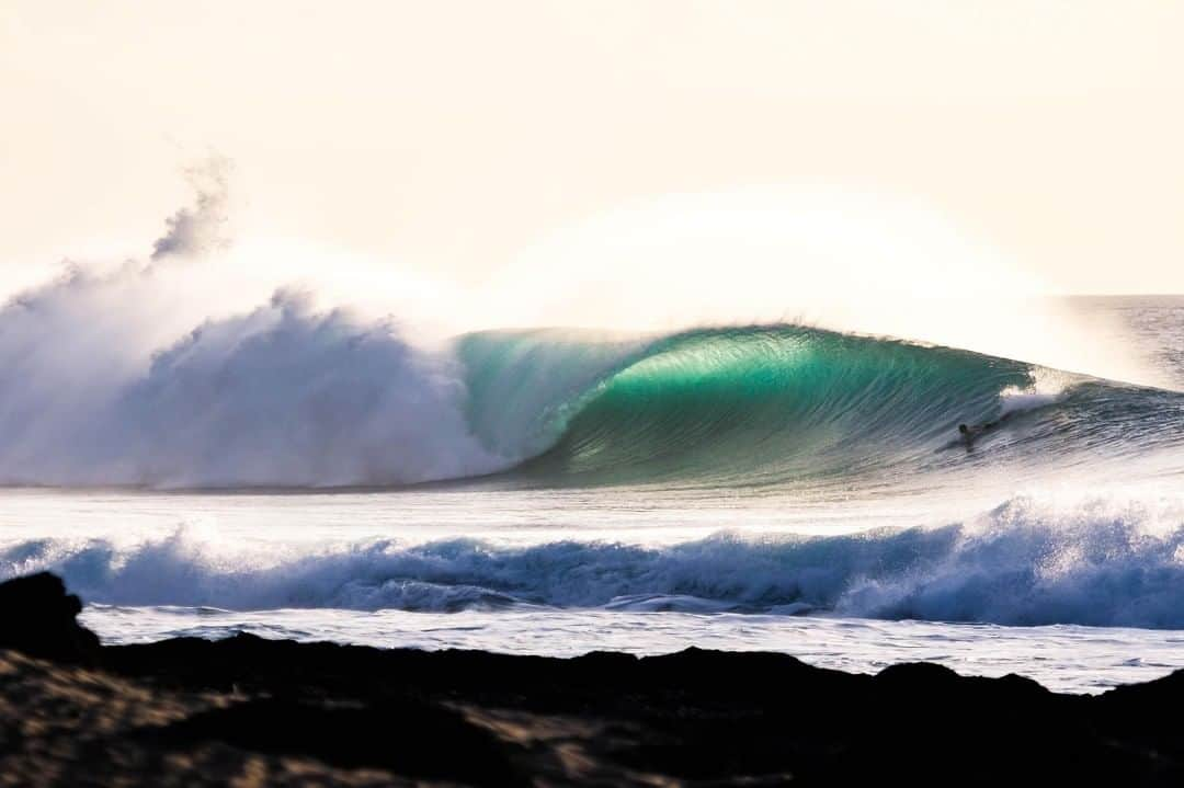 ハワイアン航空さんのインスタグラム写真 - (ハワイアン航空Instagram)「My best photos are caught in the moment and not planned; I was pointing my camera the complete opposite way shooting my friend surfing right in front of me before I saw a wedge in the corner of my eye. I turned my camera as fast as possible and zoomed into 400 simultaneously and snapped this photo. This goes to show that the best things that happen don’t have to be planned. 📍 North Shore, O‘ahu 📷 & words by @kalaniminihan」5月10日 4時00分 - hawaiianairlines