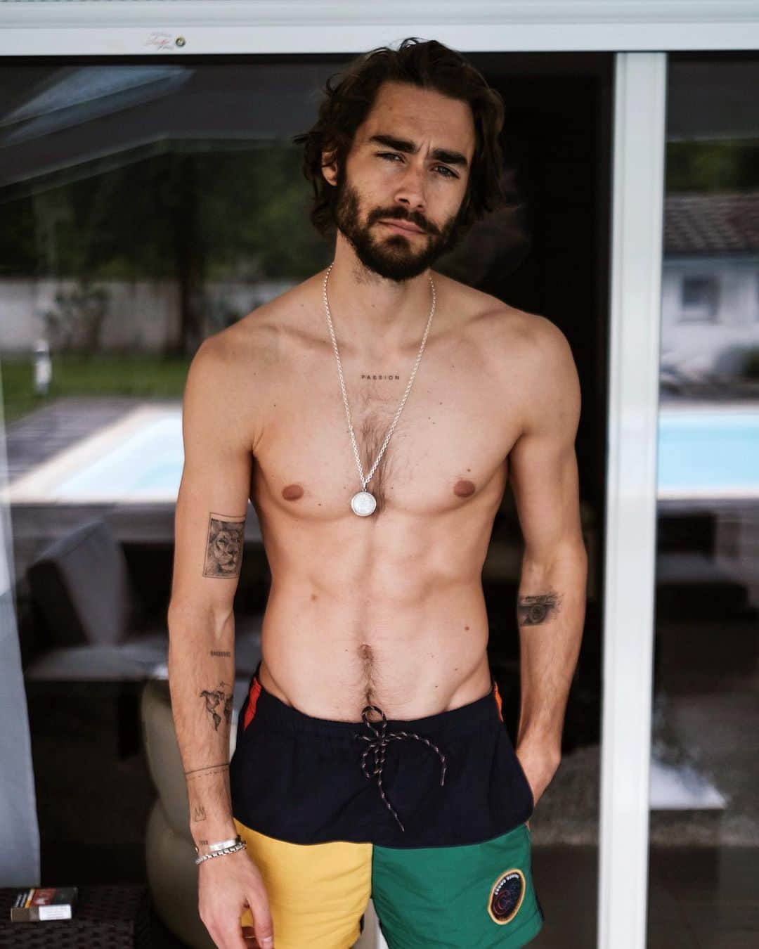 NICOLAS SIMOESのインスタグラム：「The swimwear season has officially started ✨」