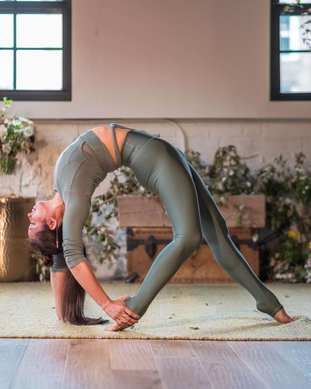 ALO Yogaさんのインスタグラム写真 - (ALO YogaInstagram)「“Remember: it doesn’t matter how deep into a posture you go, what does matter is who you are when you get there.” - Max Strom 🙏  @meliniseri gets bendy in her monochrome Moss studio look 💚 Melini is wearing the Barre Long Sleeve Top & High-Waist Airlift Legging 😍 #aloyoga #yoga」5月10日 4時00分 - aloyoga