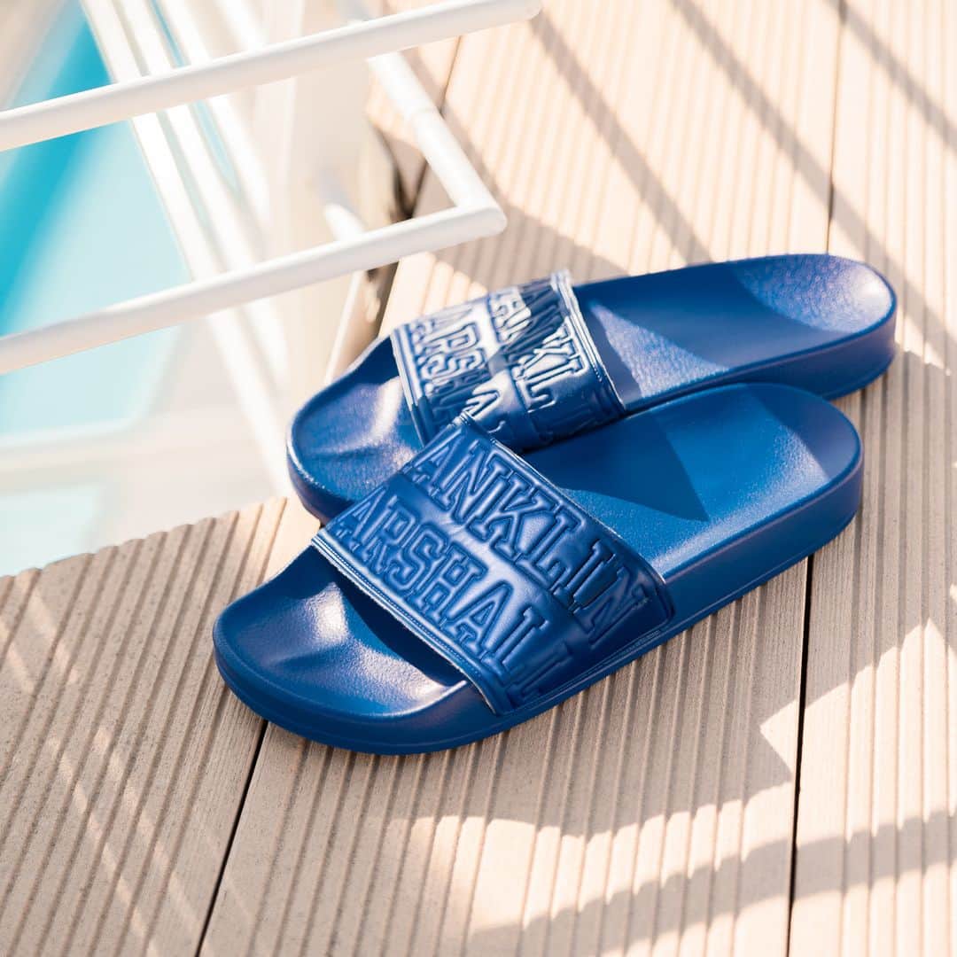 フランクリン&マーシャルのインスタグラム：「Summer is coming, don't be unprepared. Discover all the F&M beach accessories!  #franklinandmarshall #fashion #fashionformen #outfit #outfitformen #ss19 #newseason #newcollection #summer #highsummer #style #cool #colour #attitude #details #mood #blue #beach #slippers」