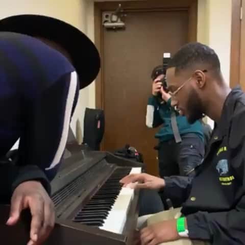 ワイクリフ・ジョンのインスタグラム：「Much respect and Love to you, Young King Ausar🙏🏾 This is an honor to be thought of on #Nationalteacherappreciationweek  #repost @ausarmusic ・・・ In honor of it being “Teacher’s Appreciation Week”, and it also being the last week of my college career, I just wanted to take the time out to thank an individual who’s has had a huge impact on my life in a very short period of time.  Last year around this time, I was given a chance that I never would’ve expected. Since then, you and the entire team have taken me under your wing and have been more than supportive. I’m forever grateful for the experiences you all have created for me and the rest of the students, and for all the words of wisdom you’ve given.  Now that college is over for me, I know that the real work is just beginning. Things are moving in the right direction, and it’s kind of daunting. But I’m a lot more confident knowing I have a mentor to lean on along the way 🙏🏾」
