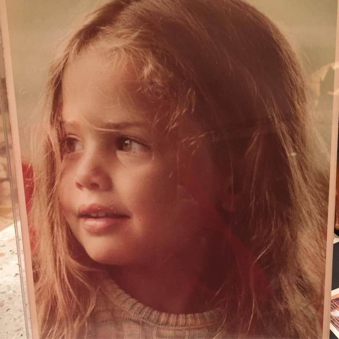 レイチェル・ゾーさんのインスタグラム写真 - (レイチェル・ゾーInstagram)「My young self.. My Dad loved to find my best light . 📸 ❤️ #TBT #4yearsold #timeflies 🙈 xoRZ」5月10日 4時07分 - rachelzoe