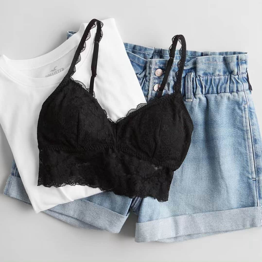 Hollister Co.さんのインスタグラム写真 - (Hollister Co.Instagram)「Recipe for the perfect summer outift: (1) black bralette + (1) white tee + (1) pair of mom shorts 💯」5月10日 4時10分 - hollister