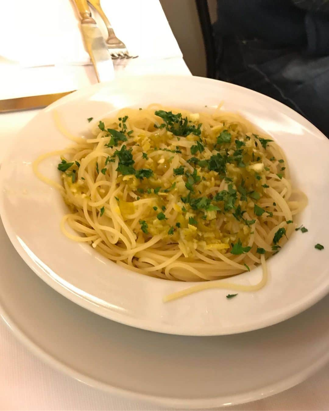 小藪奈央さんのインスタグラム写真 - (小藪奈央Instagram)「Milan with @petitemeller n @reneehuesca 🇮🇹 Loved the lemon pasta with peperoncino 🍋」5月10日 4時12分 - nao_now