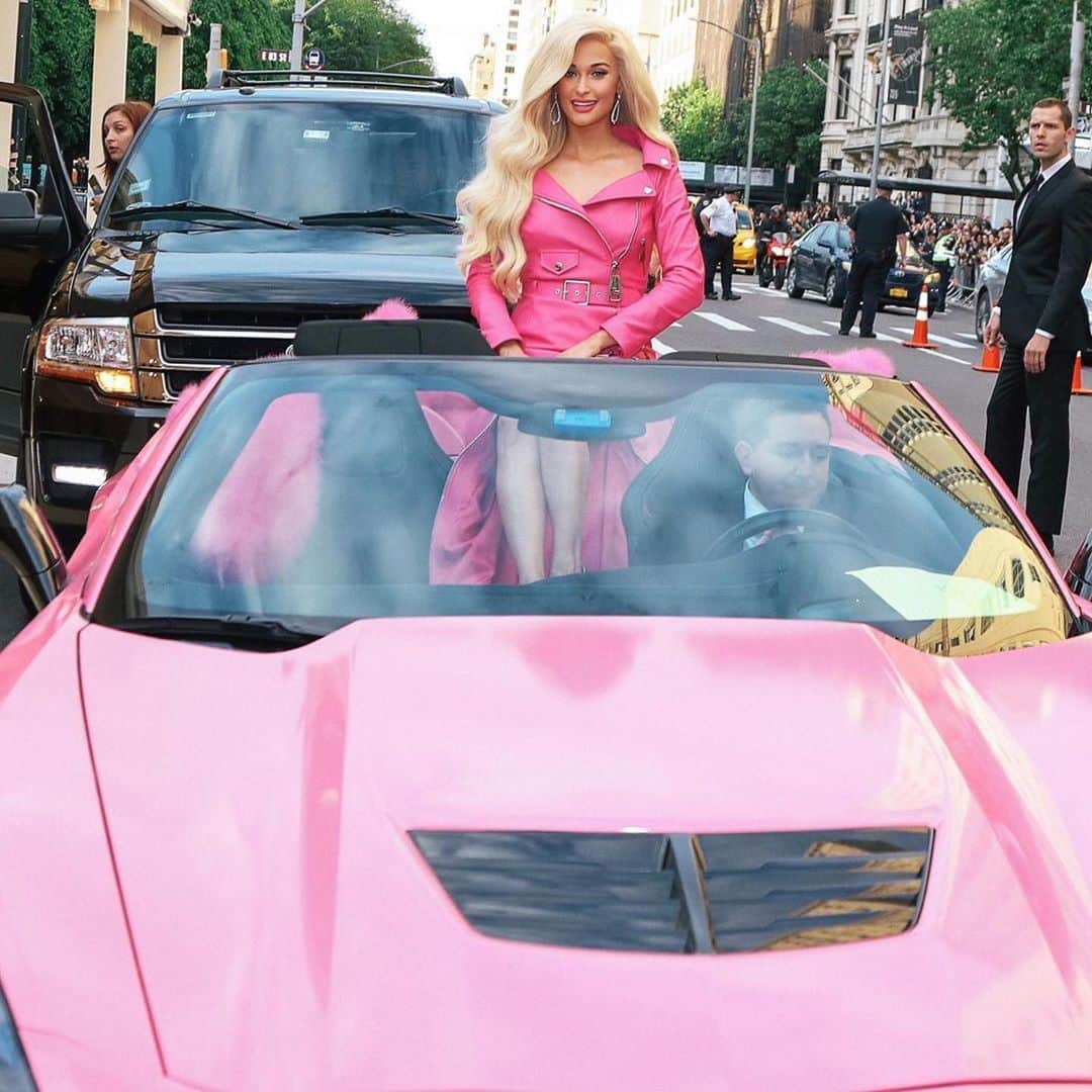 ジェレミー・スコットさんのインスタグラム写真 - (ジェレミー・スコットInstagram)「ROLLING UP TO THE MET IN A PINK CORVETTE... 💅🏼 @spaceykacey @moschino」5月10日 4時18分 - jeremyscott