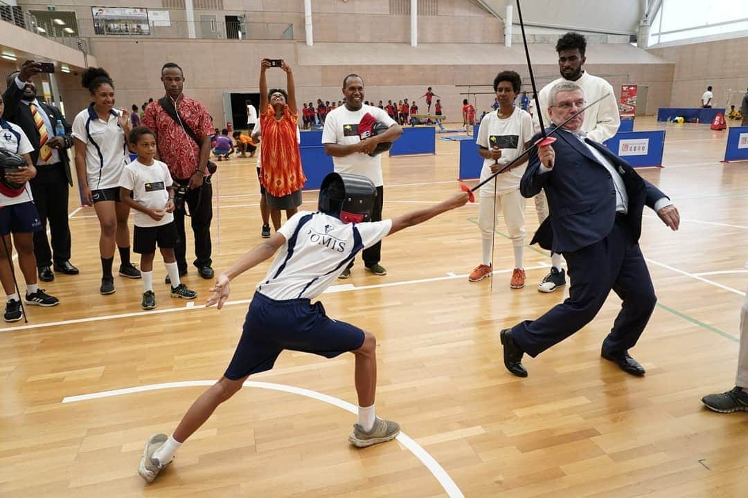 オリンピックさんのインスタグラム写真 - (オリンピックInstagram)「'Catch me if you can' - International Olympic Committee President Thomas Bach showing why he's an Olympic Gold Medallist - Papua New Guinea @fencing_fie #Olympics」5月10日 4時22分 - olympics