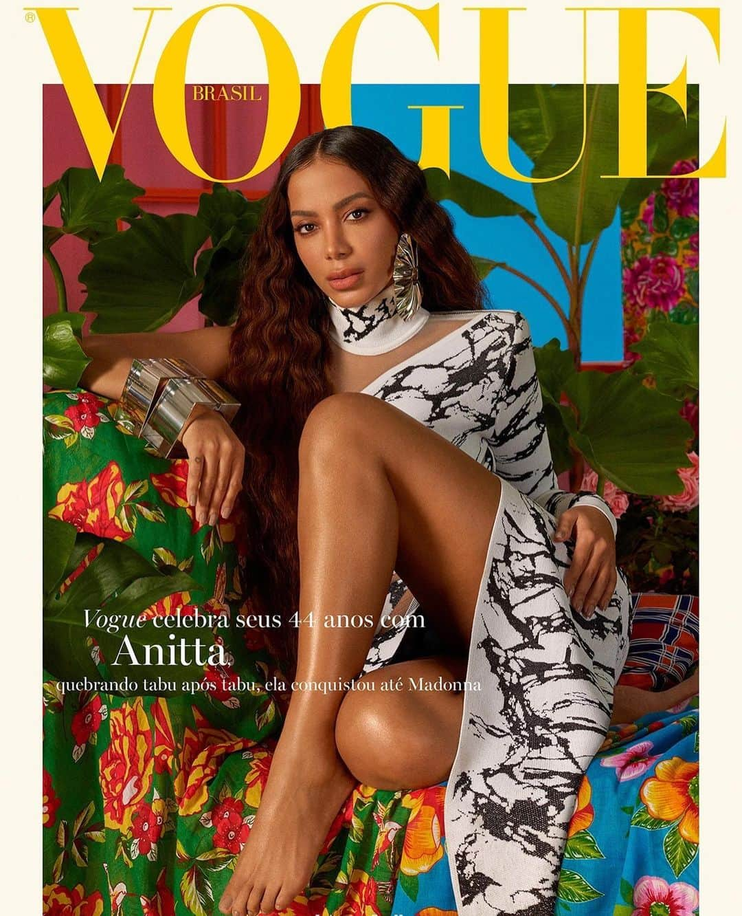 バルマンさんのインスタグラム写真 - (バルマンInstagram)「BRAZILIAN CRUSH Spotted on the cover of @voguebrasil, @anitta wears #BALMAINSS19. Celebrating the opening of #Balmain first freestanding boutique inside Cidade Jardim in São Paulo. Shot by @zee_nunes and styled by @pedrosales_1. #BALMAINARMY」5月10日 4時25分 - balmain