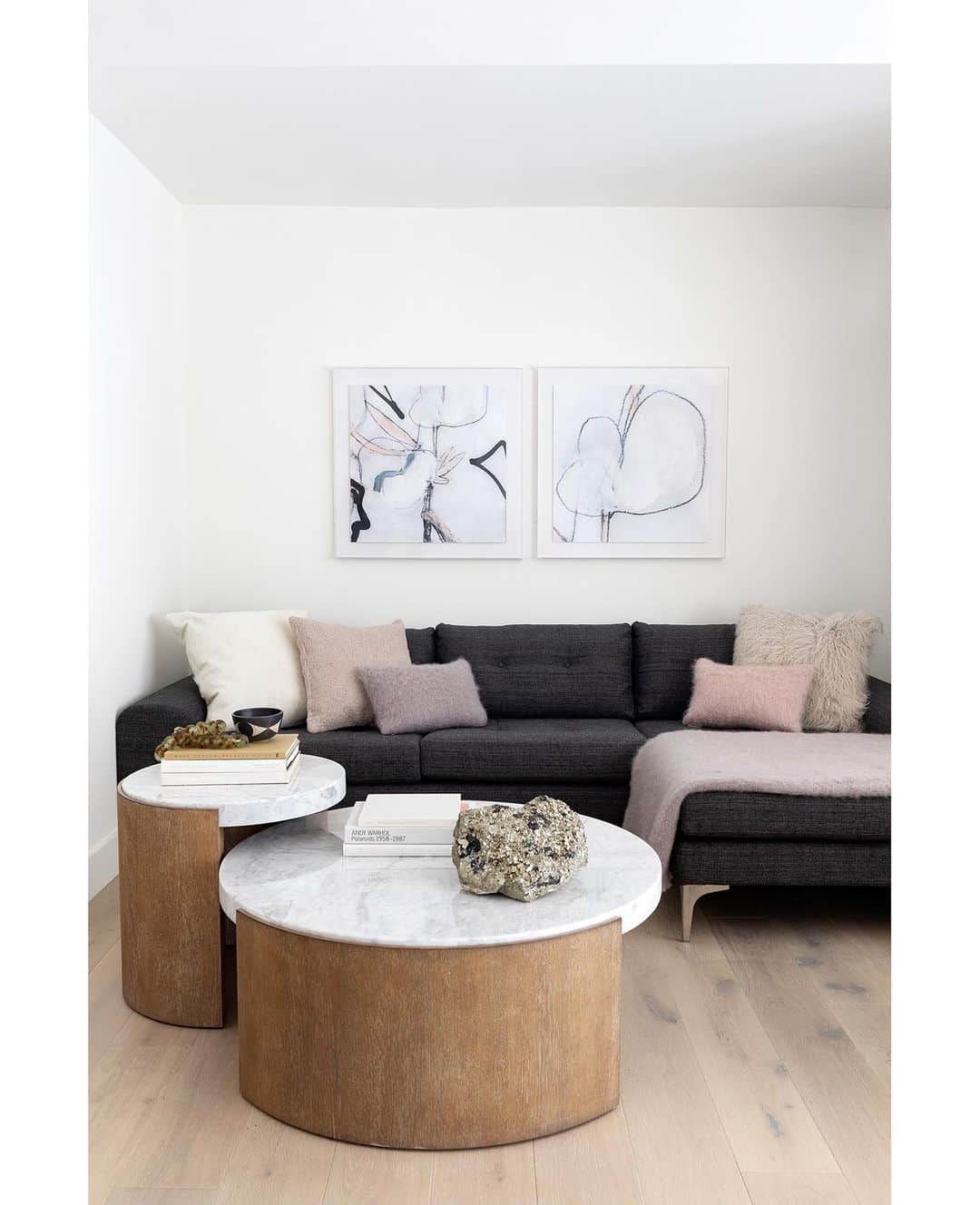 エリン フェザーストンのインスタグラム：「One of my favorite nooks inside my NYC reno. I was on the fence about doing built-in seating here but I ended up finding the perfect sectional and coffee table set from @highfashionhome . See my stories for all the details! 📷@selliottphoto #thefetherednest」