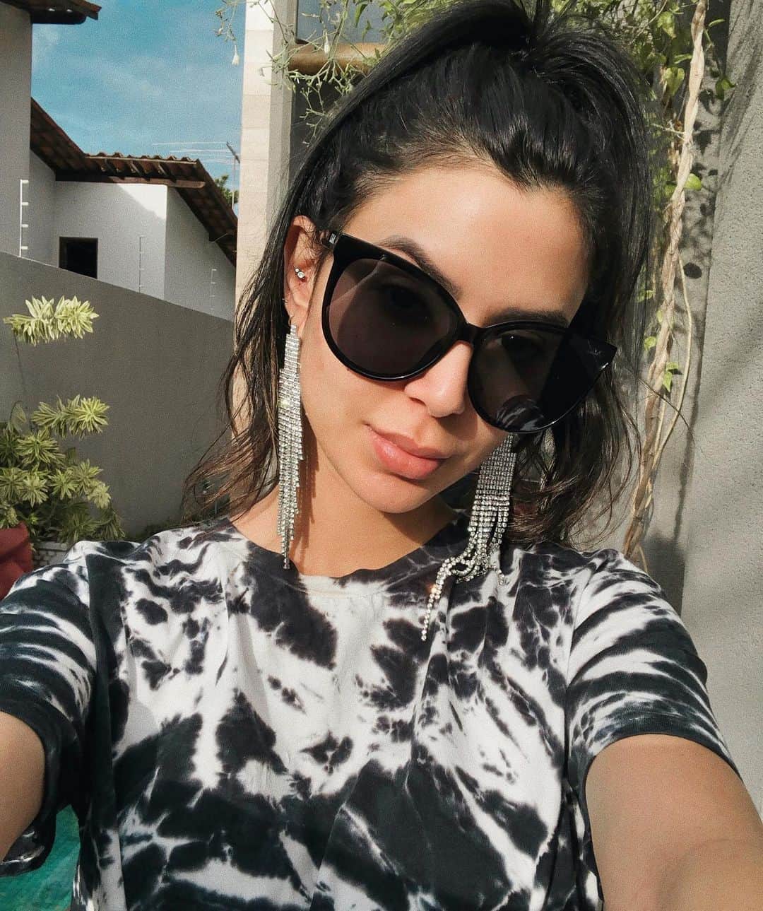 Gabriela Salesのインスタグラム：「A cara é de débitos, mas só a cara mesmo kkkk. Lacrinhasss, corre no site da @lbashop que tem vários óculos na promo por 59 reais. E nas compras acima de 99, o frete sai grátis e você ainda ganha um óculos de mimo! Mas tem que usar o cupom: FRETEMIMO ❤️❤️❤️ #publi」