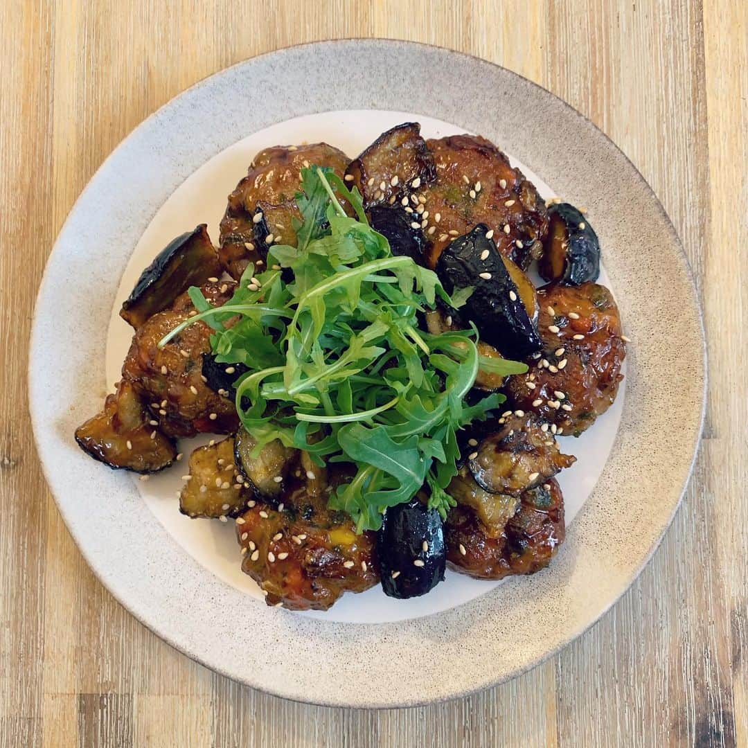 MEGのインスタグラム：「娘。最近ほんとに野菜を見ただけで食べない事が多々。。 ピーマンと人参、コーンを混ぜた鶏肉団子をお醤油みりん蜂蜜ベースで甘辛くしたら... 食べたっっ。見た目はあれだけど、美味しい😭 茄子は全く手をつけなかった...。 だいたい最近は、お好み焼きにするか、こんな風にハンバーグやドライカレーにするか、野菜の見た目のごまかせた度を考えるとめっちゃアレンジが狭くなる。。」