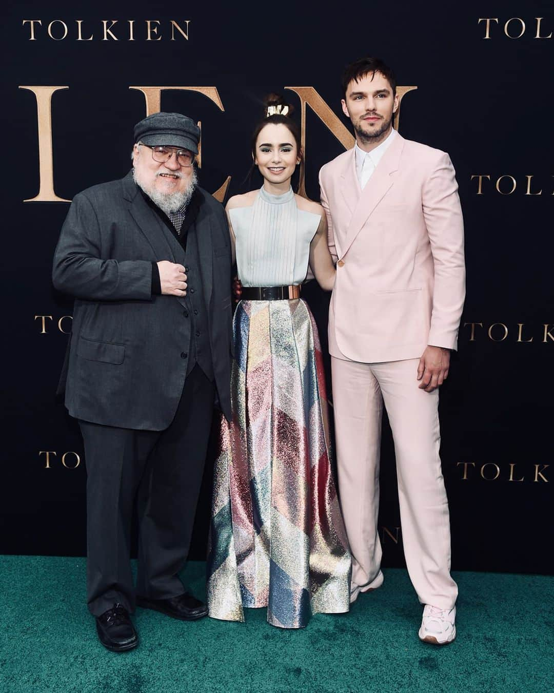 リリー・コリンズさんのインスタグラム写真 - (リリー・コリンズInstagram)「Going out with a bang! Last night’s final premiere for @tolkienmovie with @nicholashoult and THE #GeorgeRRMartin...」5月10日 4時38分 - lilyjcollins