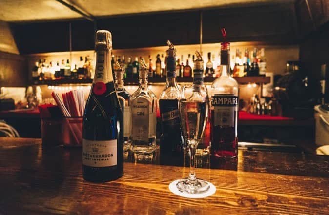 のインスタグラム：「金曜日だ、今夜は語りたい..🍾 そんな時はバーカウンターでお酒を飲みながらいかがでしょうか🥂  ㅤㅤㅤㅤㅤㅤㅤㅤㅤㅤㅤㅤㅤ R&B、JAZZ、POPSをBGMにしながら、語らいを楽しんでください💋  ㅤㅤㅤㅤㅤㅤㅤㅤㅤㅤㅤㅤㅤ #NBCLUB #NbClub #NBClub #nbclub #likeeat #instfood #instaeats #instafood #instayummy #foodstagram #foodpost #foodgasm #foodgams  #wine #live #LIVE #music #musicrestaurant  #jazzbar  #TOKYO #GINZA  #銀座ディナー #新橋ディナー #女子会 #カップル #デート #東京デート  #パーティー #二次会 #並木通り」