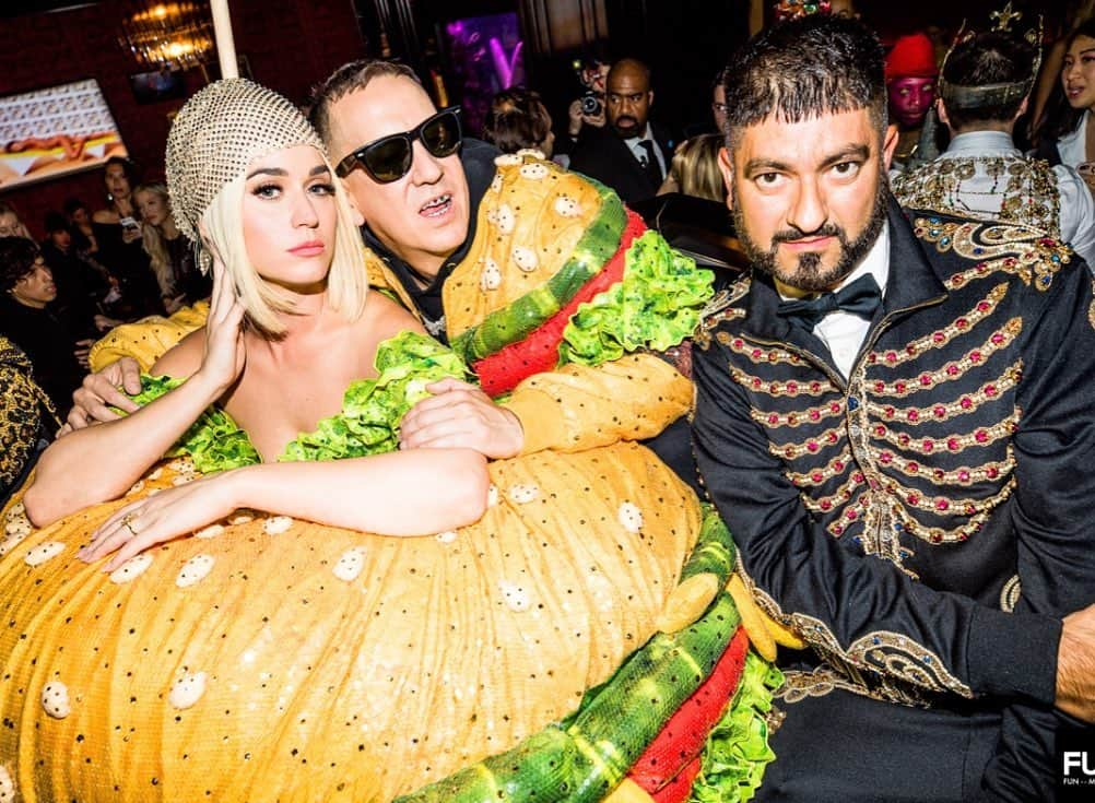 Moschinoさんのインスタグラム写真 - (MoschinoInstagram)「Moschino #metcamp Photo @ronyalwin @katyperry @itsjeremyscott @pabloolea #metgala2019 #katyperry #jeremyscott」5月10日 4時42分 - moschino