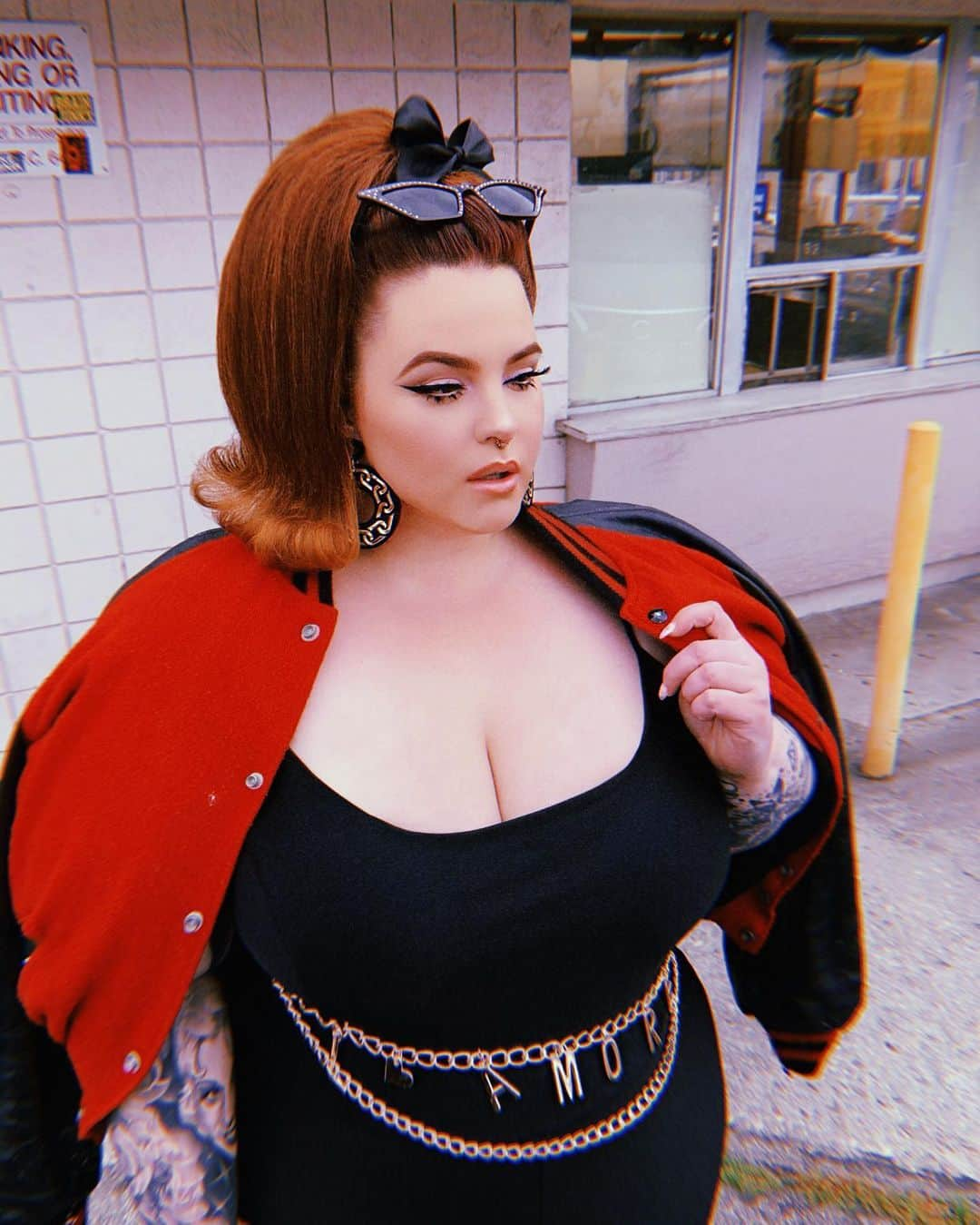 テス・ホリデーさんのインスタグラム写真 - (テス・ホリデーInstagram)「She’s bad (sometimes)💔 Wearing the ‘pretty in basic’ dress from @fashionnovacurve in a 3x💋」5月10日 4時43分 - tessholliday