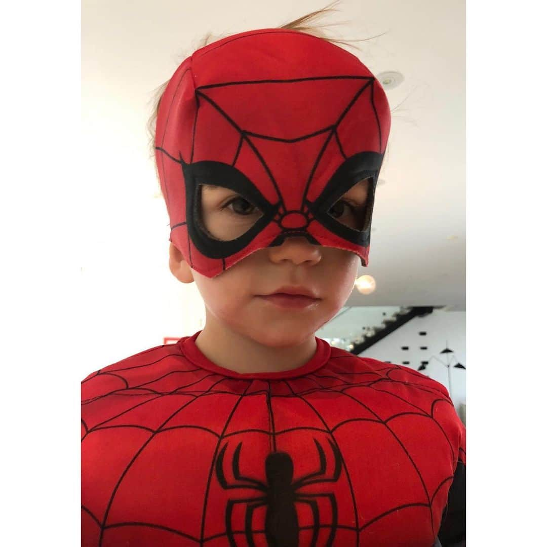 ジミー・キンメルさんのインスタグラム写真 - (ジミー・キンメルInstagram)「Look out @TomHolland2013, there's a new friendly neighborhood #SpiderMan & he lives in my house. Tom & the cast of #SpiderManFarFromHome are on #Kimmel TONIGHT! @JakeGyllenhaal @Zendaya @CobieSmulders @LifeIsAloha @SpiderManMovie」5月10日 5時00分 - jimmykimmel