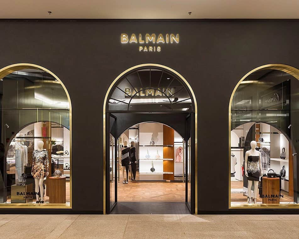 バルマンさんのインスタグラム写真 - (バルマンInstagram)「BRAZILIAN CRUSH Introducing the first freestanding #BALMAIN boutique in Brazil, located inside Cidade Jardim in São Paulo. The 200 square meter space riffs on classic Parisian residential architecture, designed by @olivier_rousteing in partnership with @studio.amv  #BALMAINARMY」5月10日 5時02分 - balmain