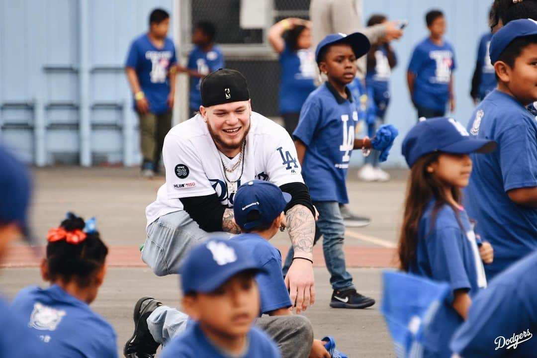 Los Angeles Dodgersさんのインスタグラム写真 - (Los Angeles DodgersInstagram)「‪The Dodgers are pledging 25,000 game tickets to LAUSD in support of their Attendance Incentive Campaign. To celebrate, @ross_stripling and @dugie11 spent their morning at Compton Avenue Elementary for a day of play with 150 students. ‬」5月10日 5時08分 - dodgers