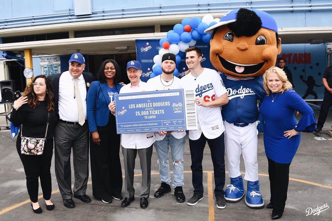 Los Angeles Dodgersさんのインスタグラム写真 - (Los Angeles DodgersInstagram)「‪The Dodgers are pledging 25,000 game tickets to LAUSD in support of their Attendance Incentive Campaign. To celebrate, @ross_stripling and @dugie11 spent their morning at Compton Avenue Elementary for a day of play with 150 students. ‬」5月10日 5時08分 - dodgers