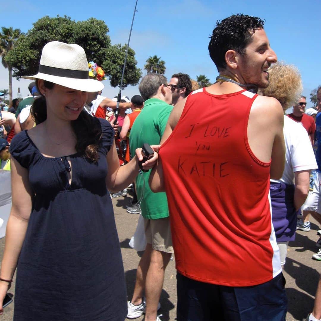 アダム・シャピロのインスタグラム：「#TBT to when I somehow ran an actual marathon and was somehow smiling at the finish line.」