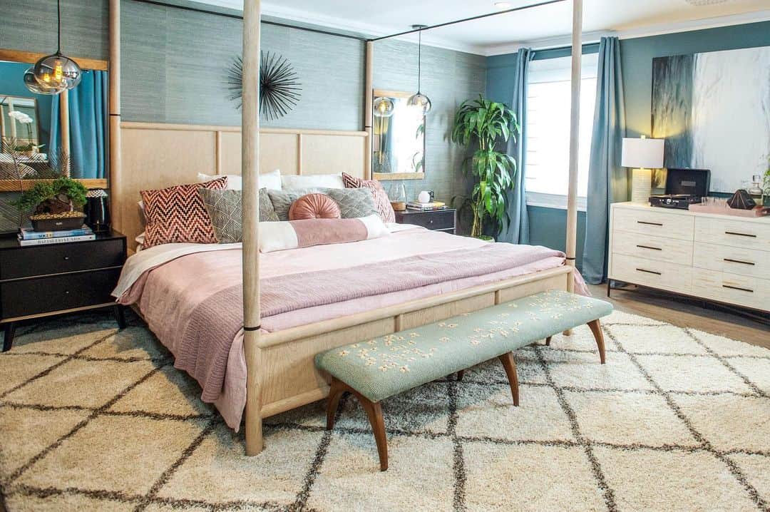 ELLE DECORさんのインスタグラム写真 - (ELLE DECORInstagram)「Last night's episode of @bravotv's new home decor series #BestRoomWins tasked two designers with transforming a bedroom into a contemporary oasis. Designer @jasonlai.interiordesigner quickly got to work, creating this updated space with warm, layered accents and pops of purple and pink. Swipe to see the room's full transformation, and click the link in our bio to find out if Jason’s design won this week’s competition. 📸: Courtesy of Bravo Media」5月10日 5時18分 - elledecor