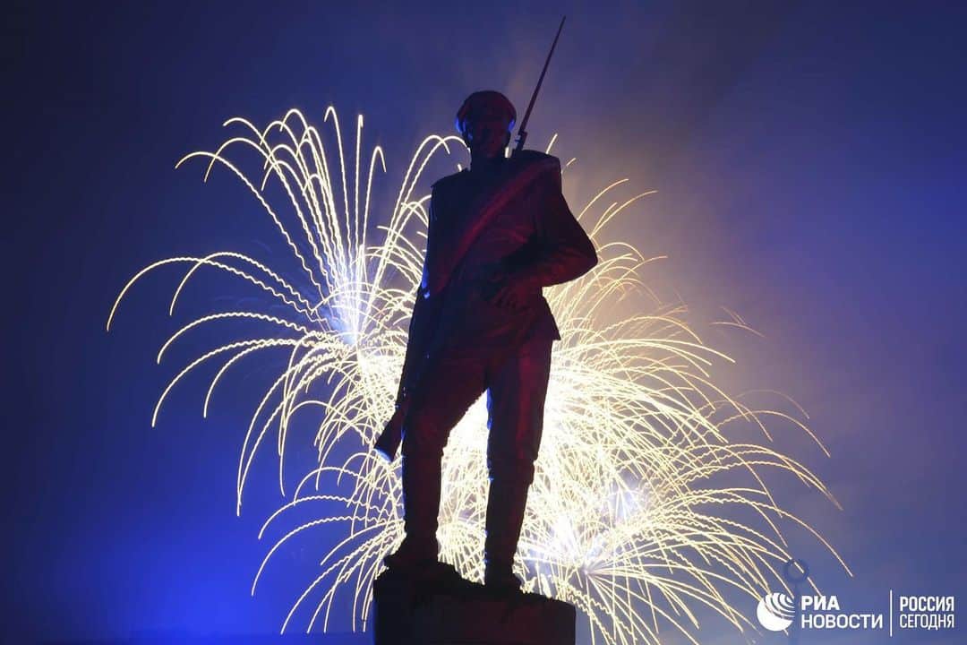 RIAノーボスチさんのインスタグラム写真 - (RIAノーボスチInstagram)「В Москве запустили праздничный салют в честь Дня Победы. Яркие кадры — в нашей фотоленте.」5月10日 5時23分 - ria_novosti