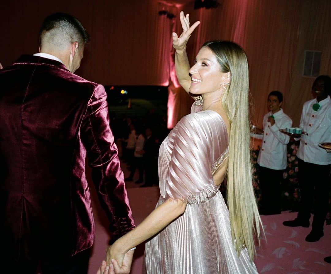 Vogue Beautyさんのインスタグラム写真 - (Vogue BeautyInstagram)「Looking back at an epic #MetGala! Tap the link in our bio to see more spontaneous snapshots from the night. Photographed by @arnold_daniel」5月10日 5時33分 - voguebeauty