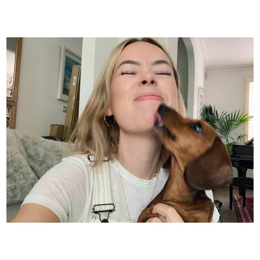 タニヤ・バーさんのインスタグラム写真 - (タニヤ・バーInstagram)「When you try and get a cute selfie with your dog and she just tries to stick her tongue in your mouth」5月10日 5時34分 - tanyaburr