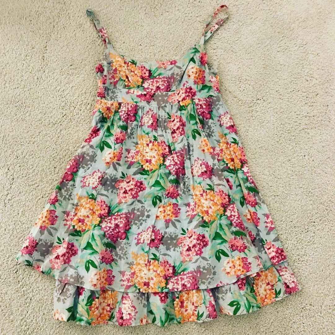 メリッサ・ラウシュのインスタグラム：「#TBT to the dress I wore for my @bigbangtheory_cbs audition back in 2009 . I also wore it for my callback and first table read because I got superstitious and didn't want to veer away from what was working. I probably would have continued wearing it throughout rehearsal for my first episode and potentially during the entire run, but I pumped the brakes on myself and finally changed it up. 😉🌸」