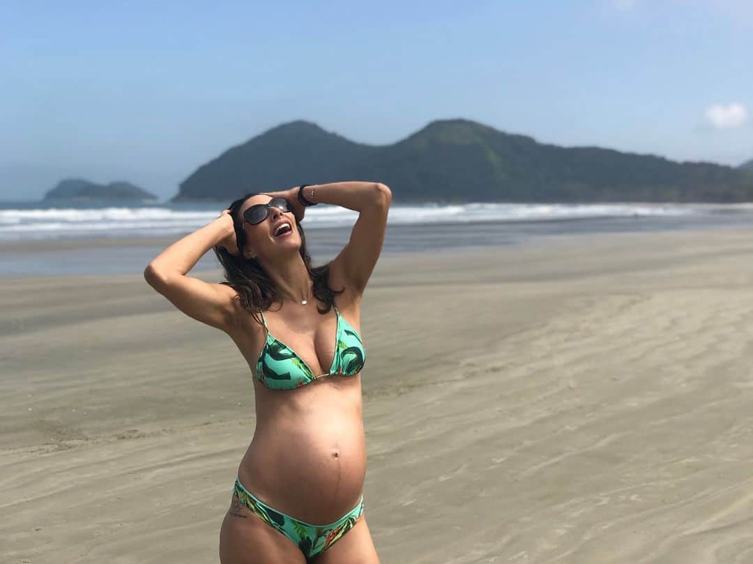 シェイラ・カストロのインスタグラム：「#tbt pros meus 7 meses com minhas meninas ainda dentro da barriga! Amo minhas fotos barrigudas mas tenho zero de saudade da barriga!!! Hahaha!!!Foto tirada pelo meu lindinho!!! #semfiltro #albumdalizeninna #camburyebaleia #meulugarnomundo」