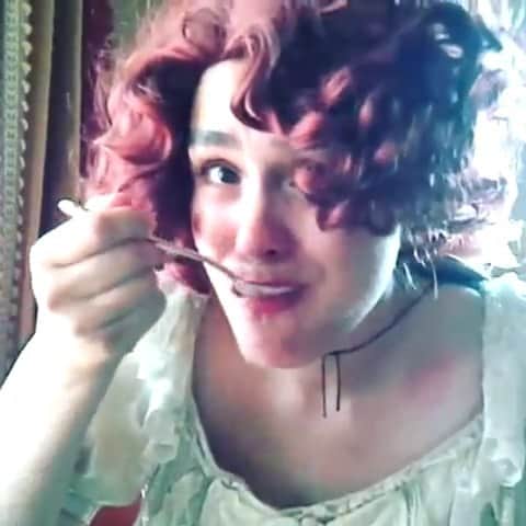 シャニン・ソサモンのインスタグラム：「Victoria's trying to make a courtesan out of me」